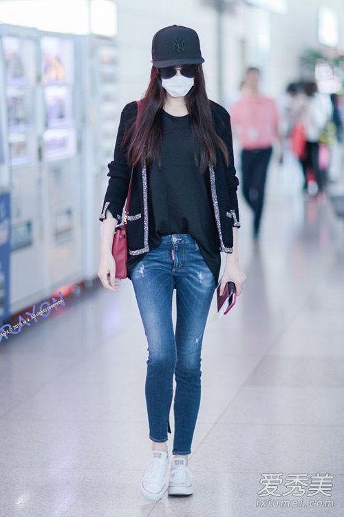 黑色外套配和黑t恤,下面是牛仔裤和帆布鞋,老实说唐嫣的造型和街拍看