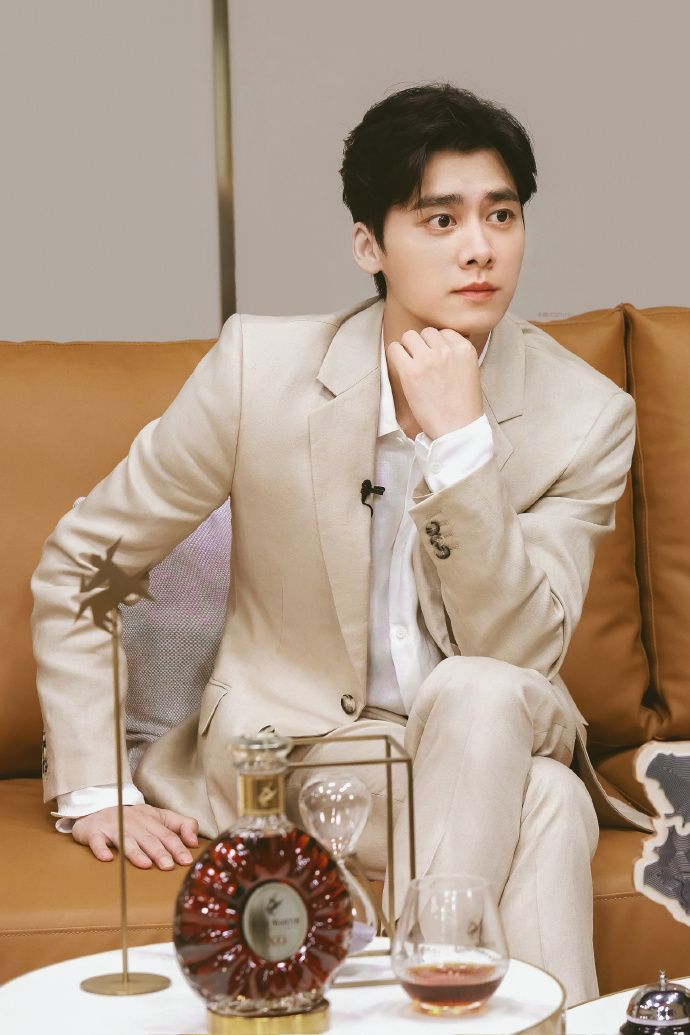 人头马xo代言人李易峰##李易峰香槟色西装造型