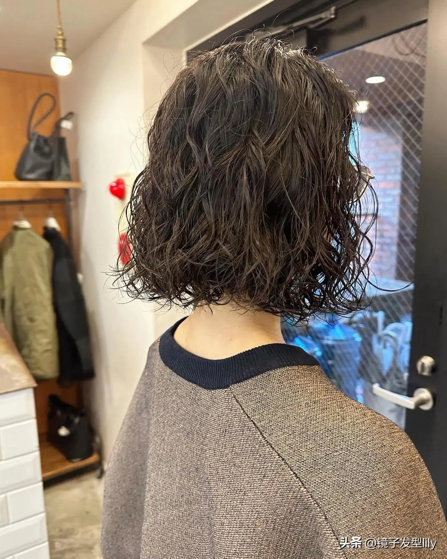 二,时尚有型显发量全头烫的设计使得整个发型看起来更加饱满有型,完美