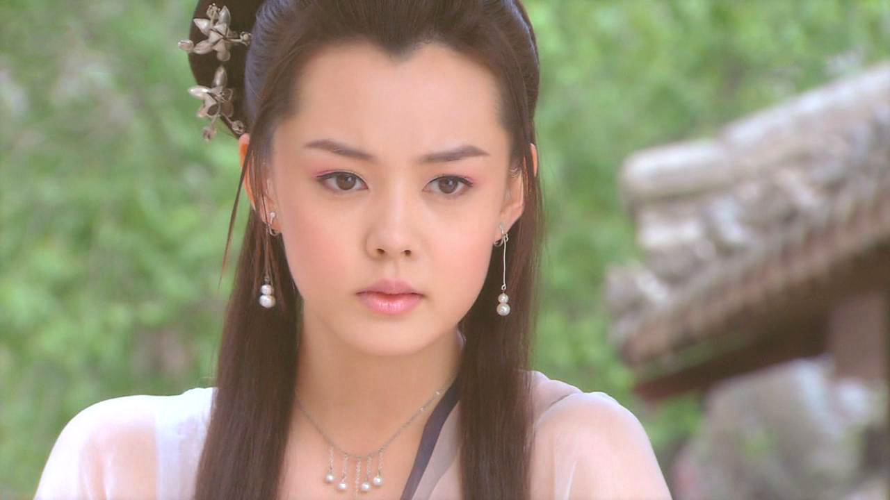 《天师钟馗》中刘一含扮演白牡丹,她原本是天上的牡丹仙子与吕洞宾