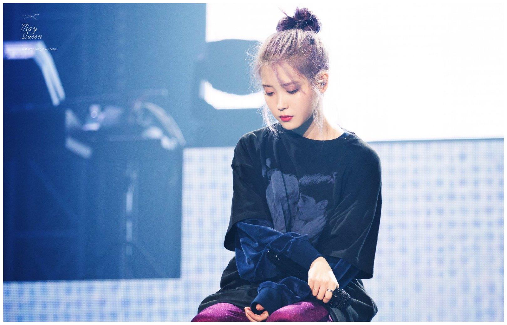 26岁iu李知恩,丸子头造型走机场,选对发型太少女!