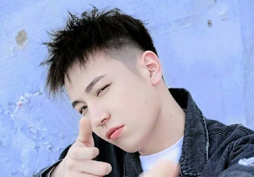 黑色的头发对脸型的修饰有着自然的感觉,男生偏分短发纹理烫发型设计