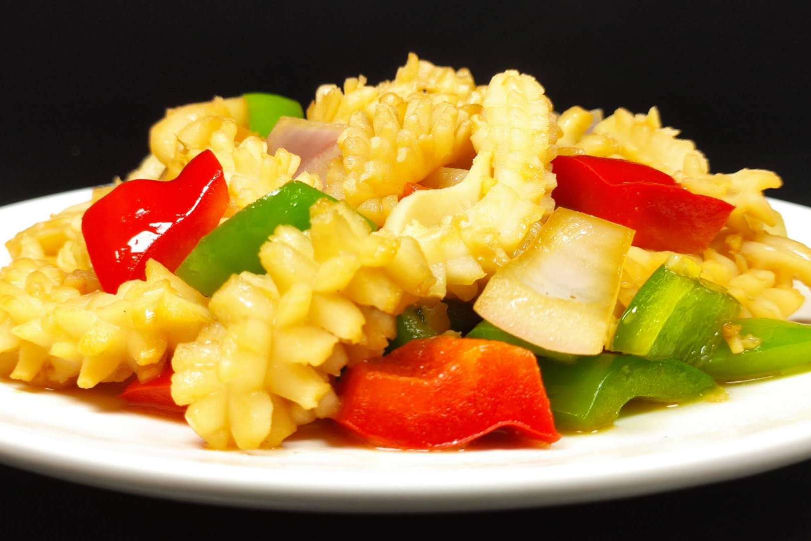 鱿鱼花这样做才好吃和青红辣椒简单一炒独具风味又鲜美营养