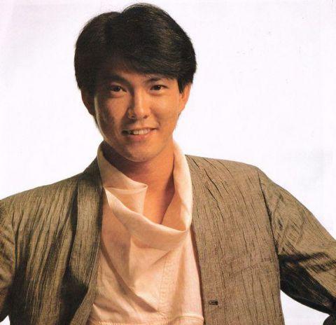 在小编看来,在当时观看影片的时候,觉得他比洪金宝和成龙帅一些,做为