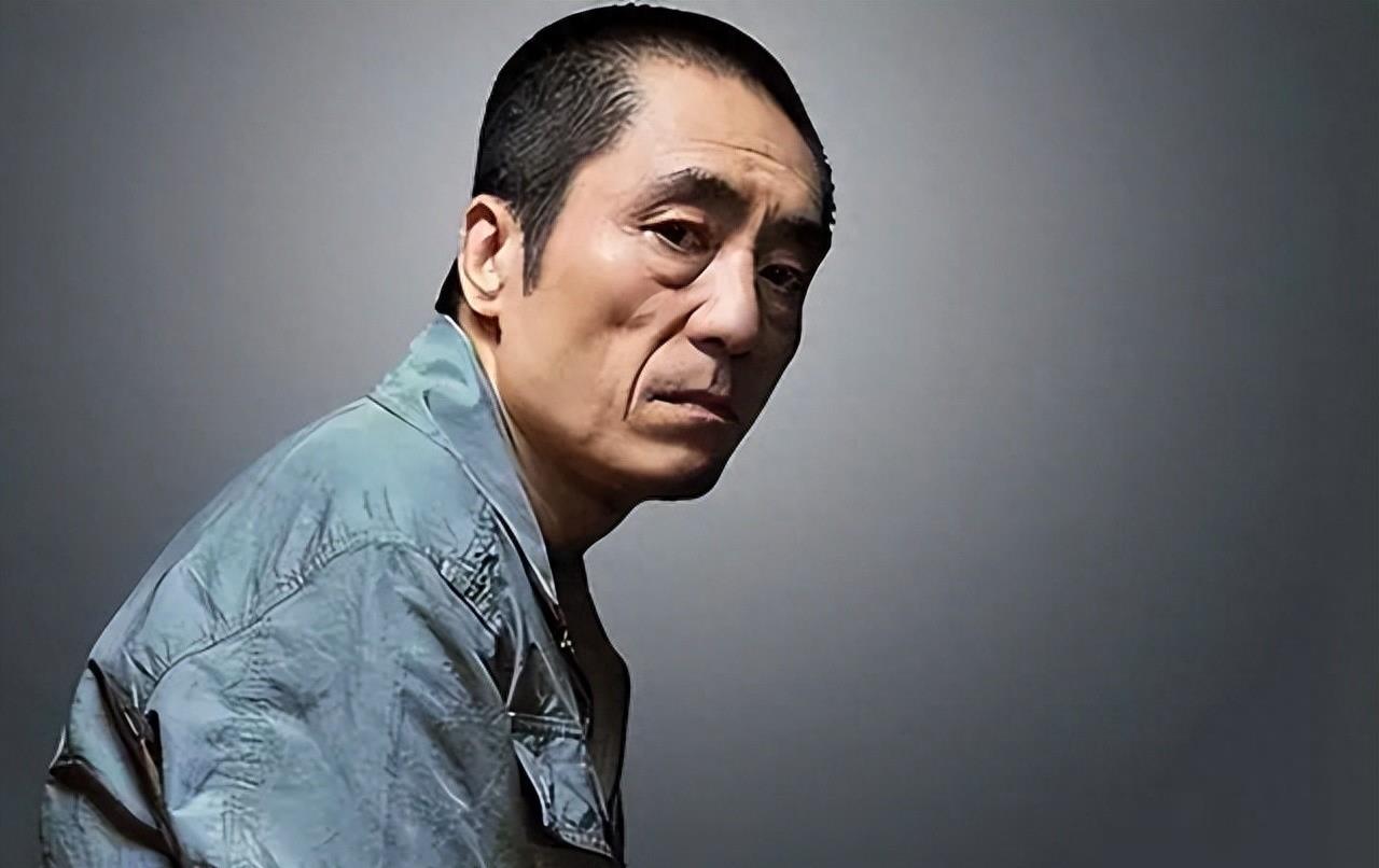 这一夜,73岁张艺谋低头敬酒的模样,让人们看到了明星卑微的一面