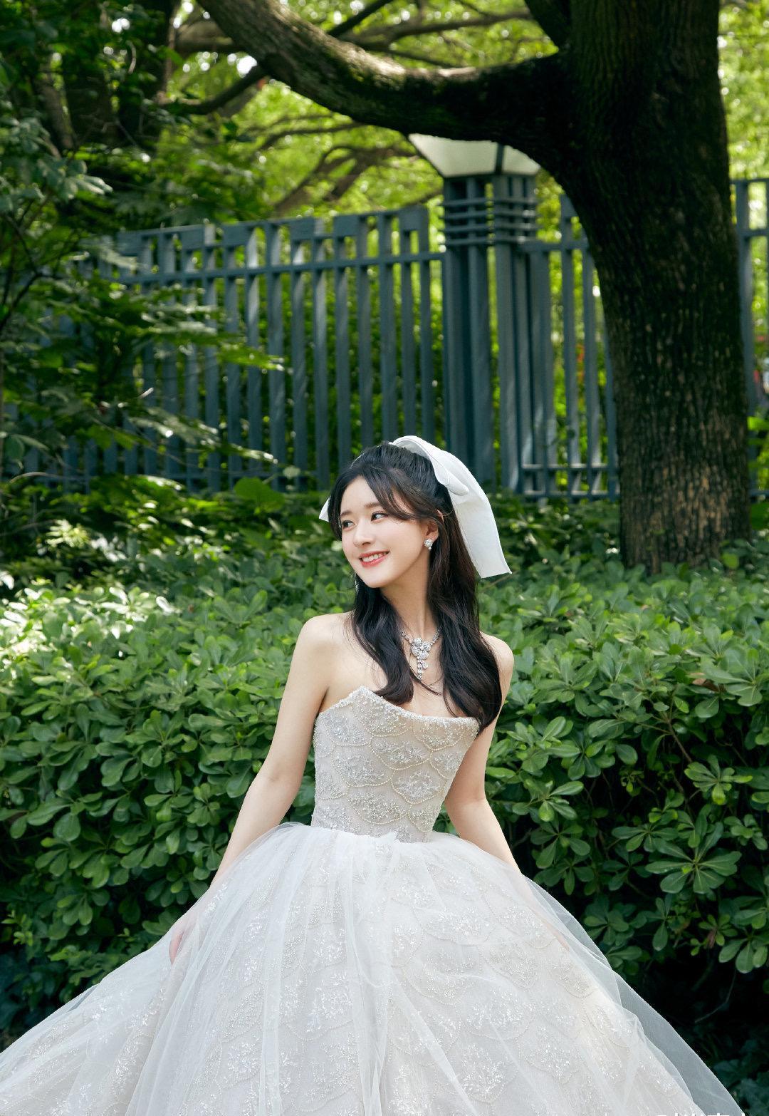 原创赵露思婚纱写真白色抹身材拖地婚纱礼服高贵优雅头顶蝴蝶结像头纱