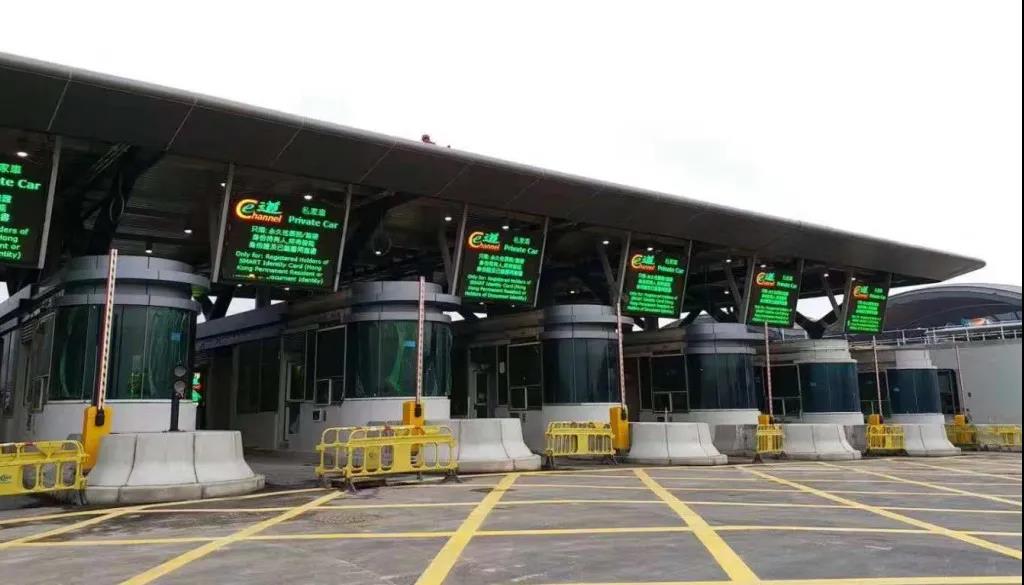 由联建光电为港珠澳大桥香港段口岸收费站量身定制的232套高架led信息