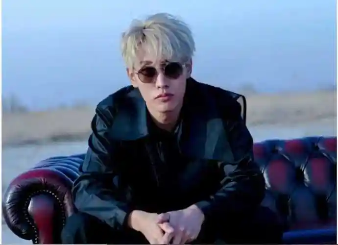 这首歌可谓是一夜爆红,而且韩国歌手shaun的歌曲《waybackhome》在