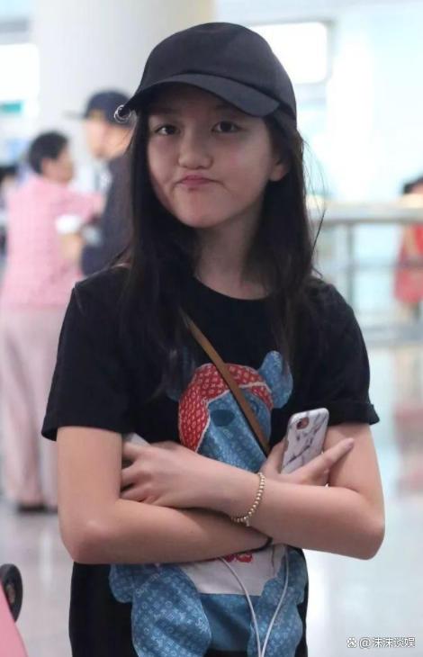 窦童靖窦靖童的父亲是窦唯,而在与王菲相识之前,窦唯已有一位女友.