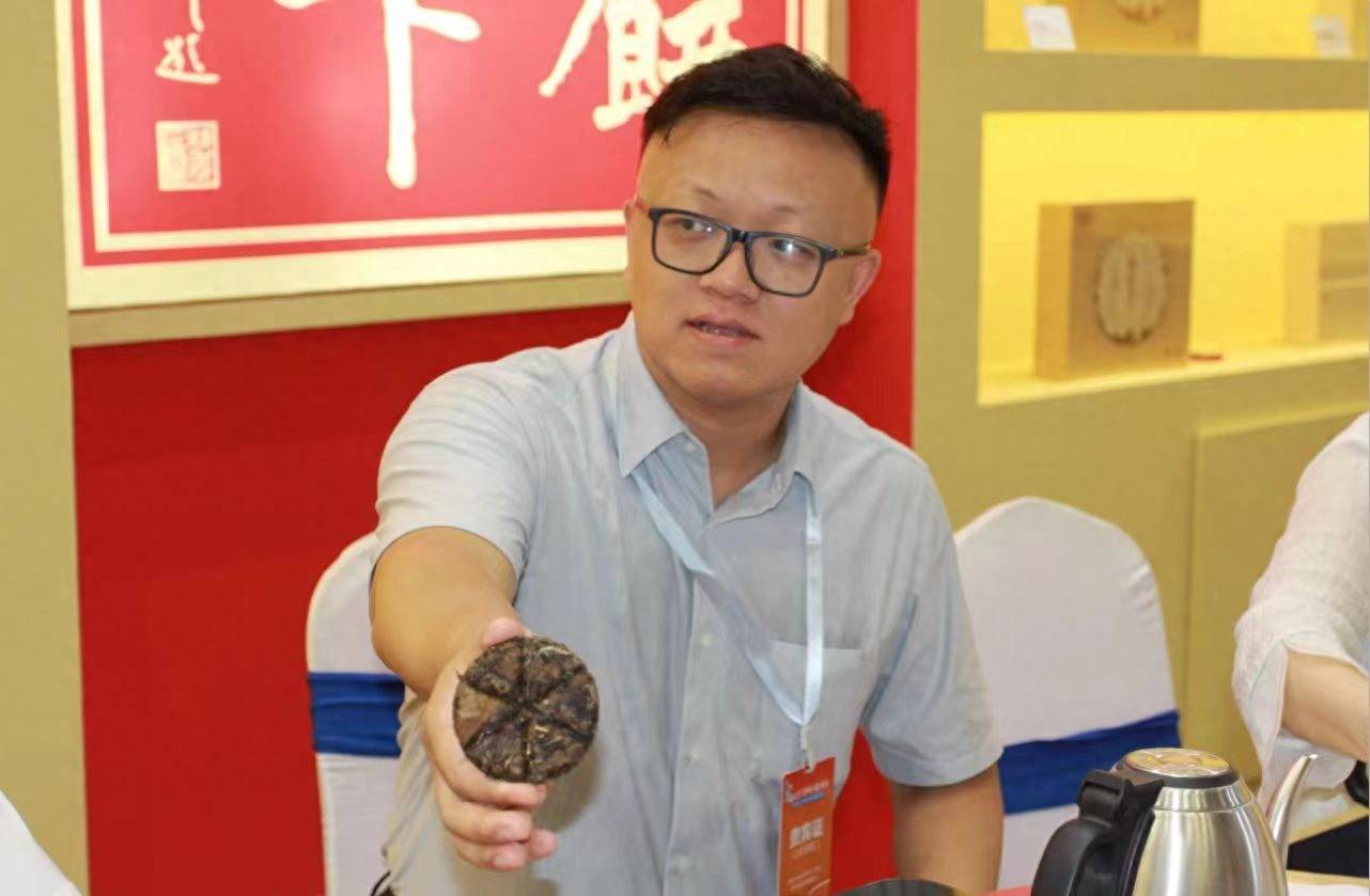 福鼎市副市长李闻笛和河南众多茶友出席开幕式