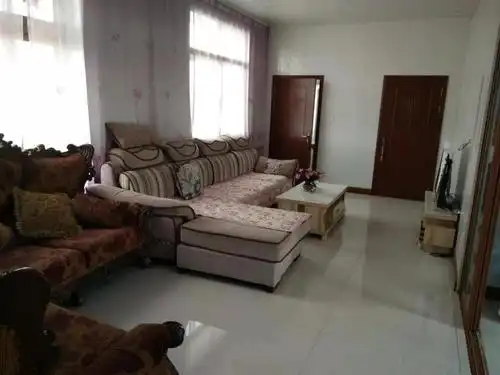 中间屋两个大锅灶,现在,农村新装修的房子都是厨房单独设,电热炕,地热