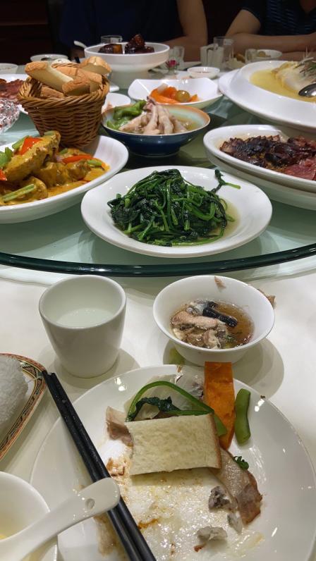 请几个朋友吃饭选了这里服务员服务很好定的包厢里面太大绕了半天