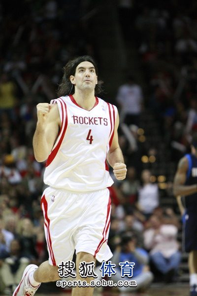 图文:[nba]火箭vs小牛 斯科拉给自己鼓劲