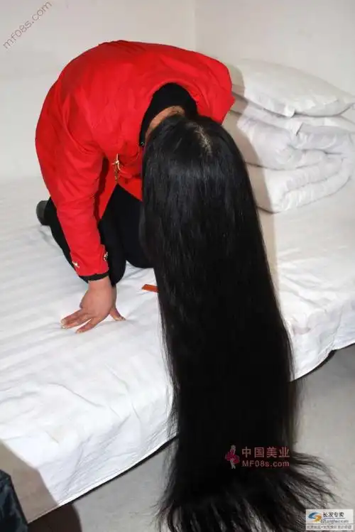 剪下红衣女子的黑亮超长发来来往往2226