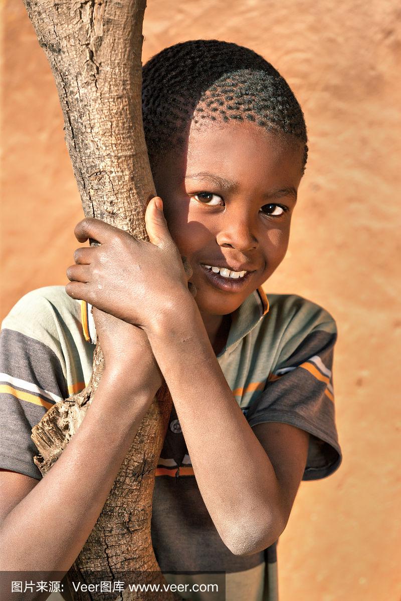 院子里有个非洲男孩