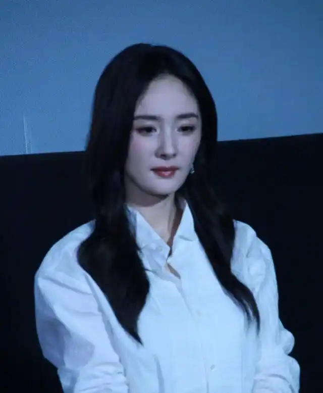 章子怡评价杨颖演技后,杨颖更博回应,我却注意到杨幂的评论