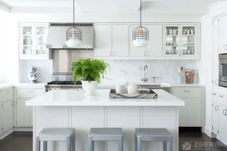 北欧风格白色调厨房中岛台设计