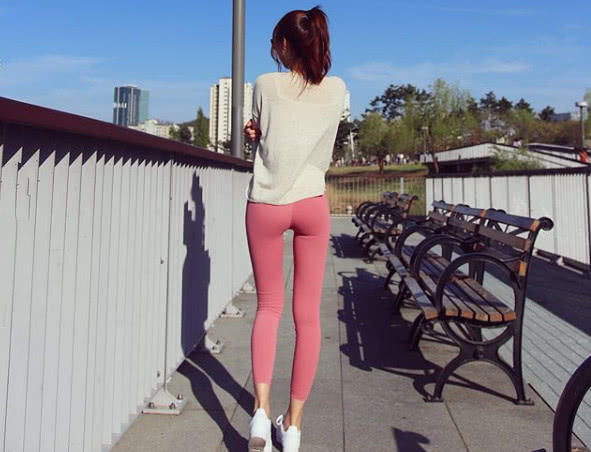 韩国萌妹爱健身,身材娇小玲珑可爱,背影好看极了!