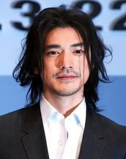 男士长发发型图片(帅气的男中长发发型)