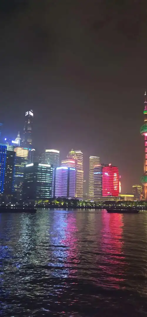 晚上坐游轮欣赏大上海美丽的夜景!
