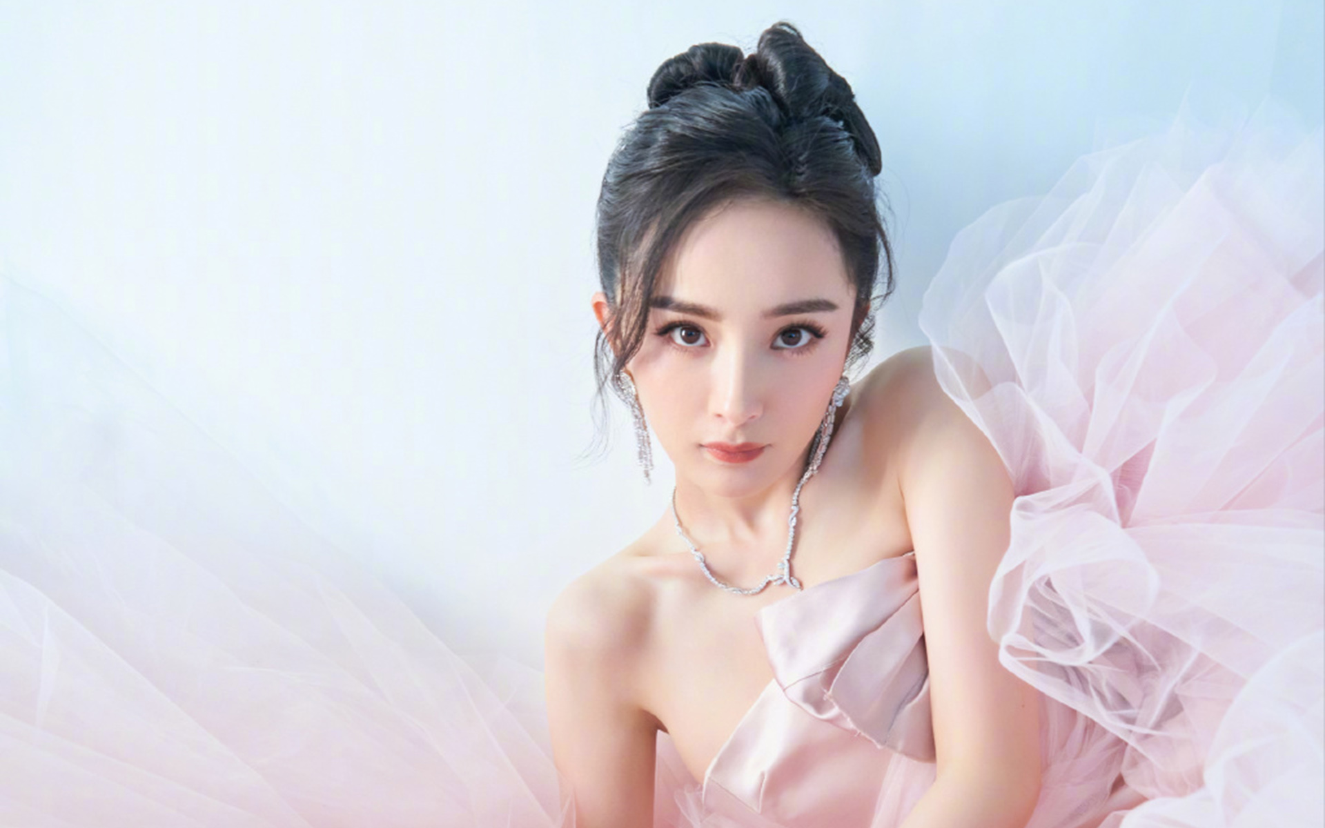 杨幂粉色纱裙性感写真桌面壁纸_大陆明星_壁纸下载_美桌网