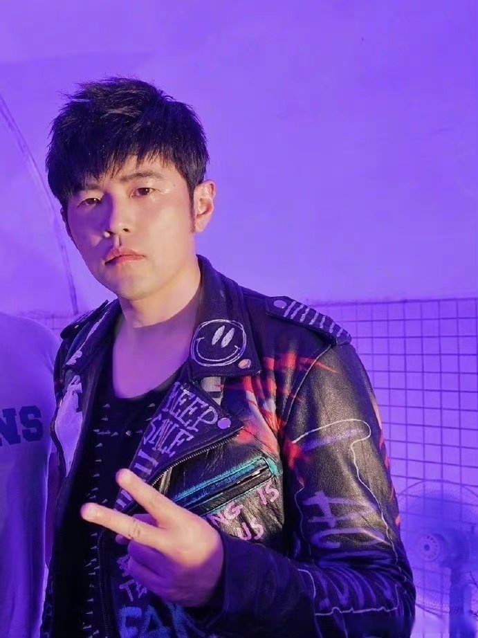 周杰伦不能比剪刀手自拍自拍剪刀手是周董最经典的一个手势了,希望