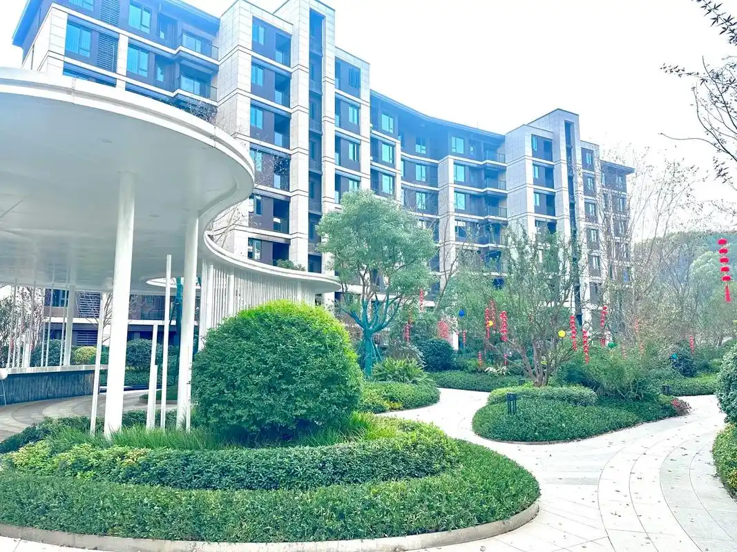 回家啦.欢迎业主们回家 现代典雅风小区实景 明年谷山最美的风 - 抖音