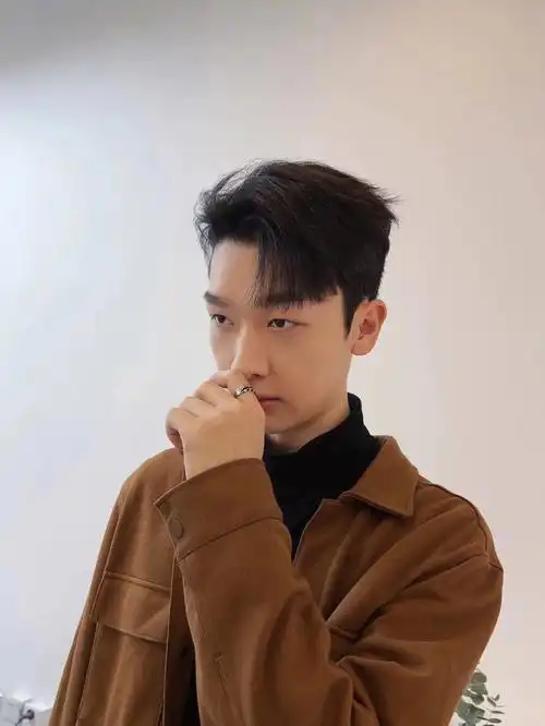 男生自然侧分发型