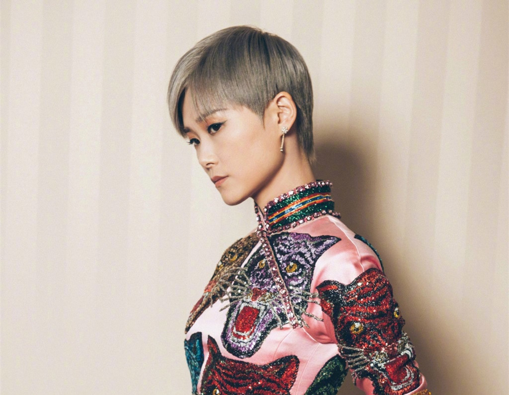 看李宇春实力演绎百变发型