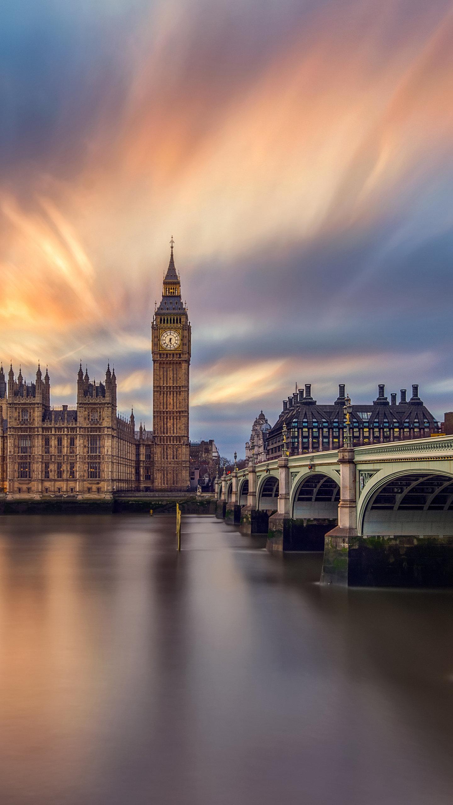 英国——大本钟—华为杂志锁屏黄昏时分,大本钟在喧闹的伦敦显得尤为