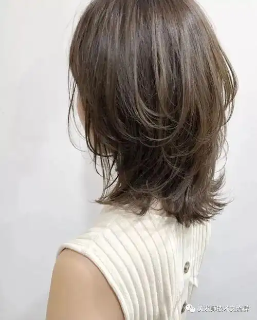 今年流行高层次的碎剪中长发