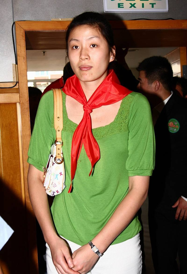 姚明叶莉年轻时就有夫妻相了,一红一绿看着也挺配,穿衣率性简约