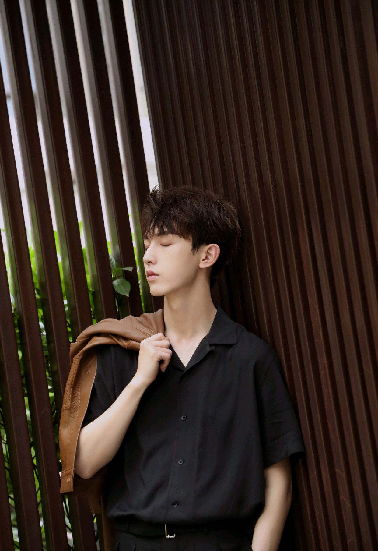 郭俊辰帅气穿搭尽显少年风姿,长相清秀又英俊潇洒,时尚不乏青春