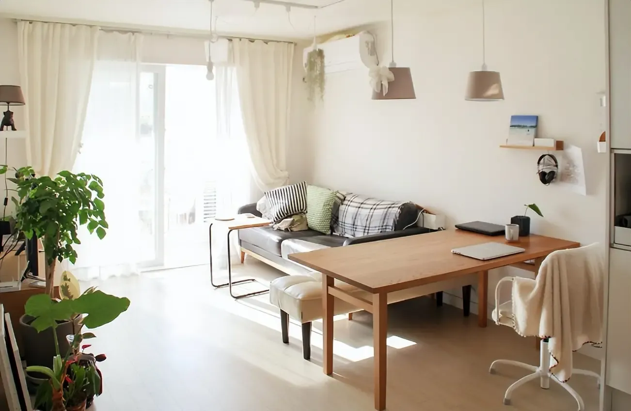 采光很棒,阳光透过落地窗撒进室内,有种说不出的温暖平静.