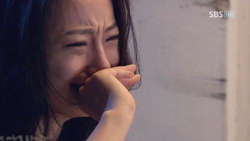 在爱情中要珍惜喜欢对方,女生分手后伤心欲绝带眼泪哭真是凄惨!