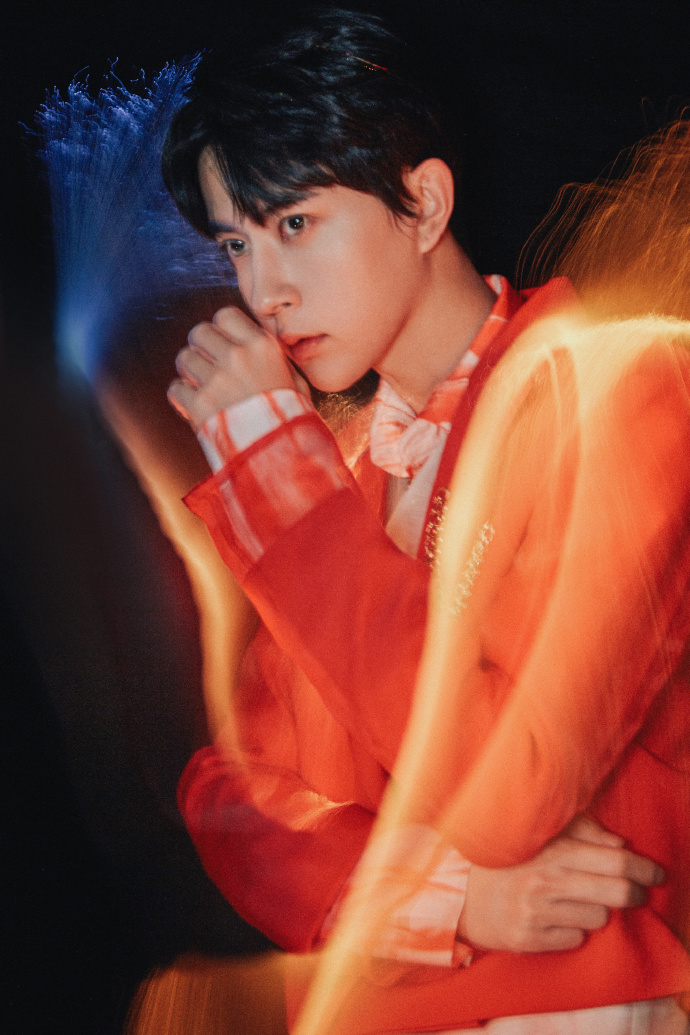 于朦胧红衣镶纱造型