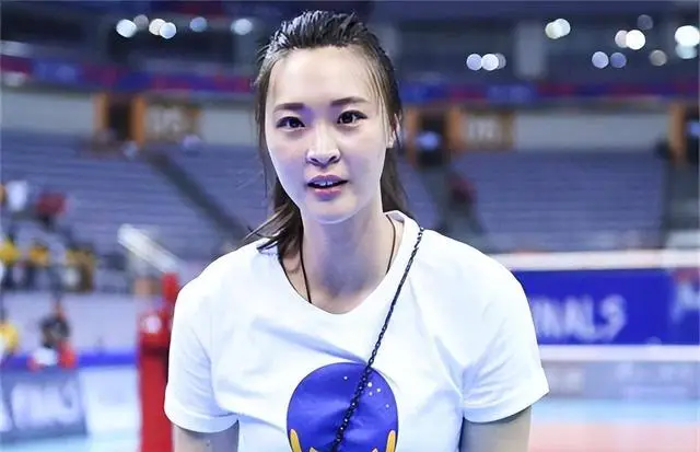 中国女排为何1-3溃败?前队长惠若琪说大实话,点名1人,球迷怒批