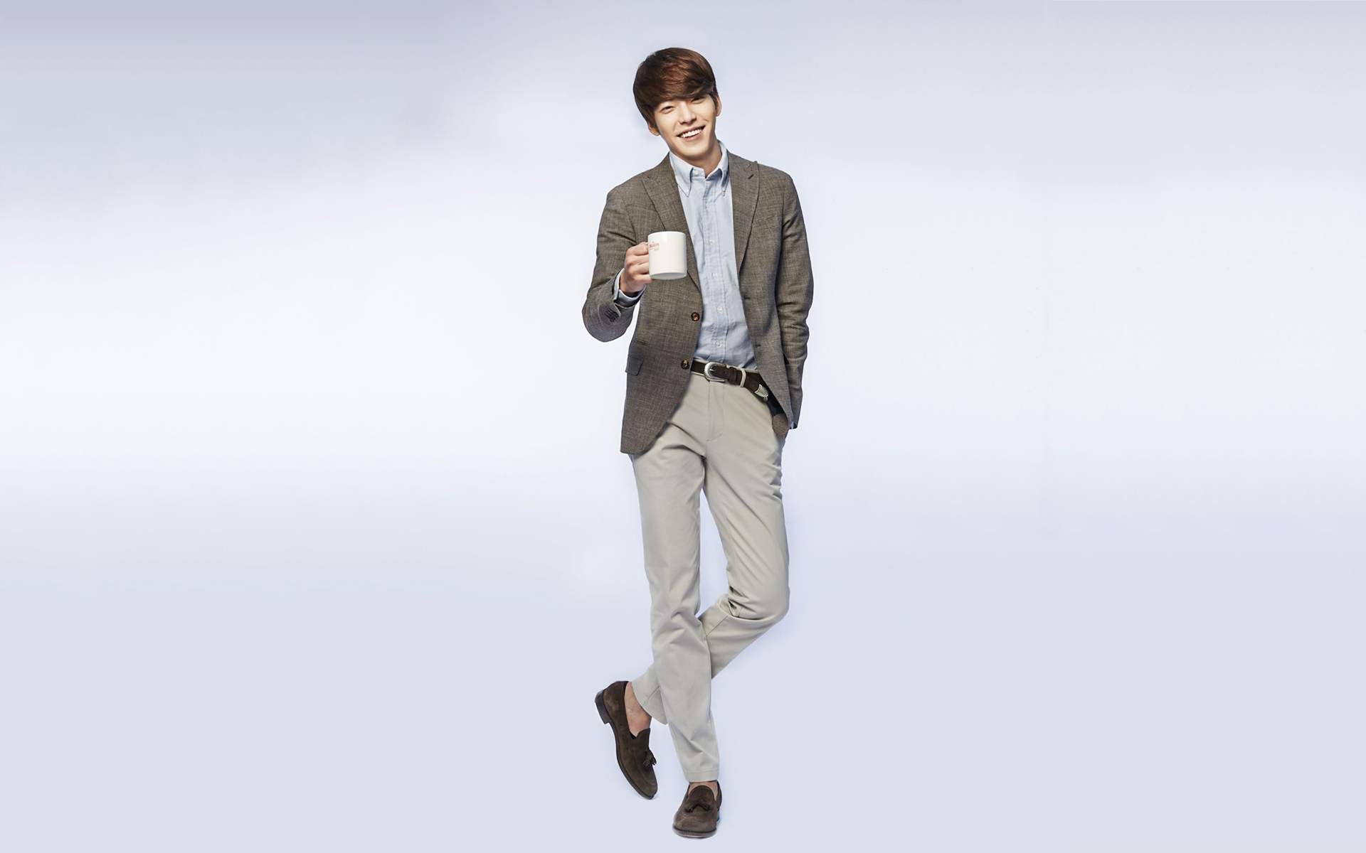 长腿帅哥金宇彬帅气写真桌面主题壁纸