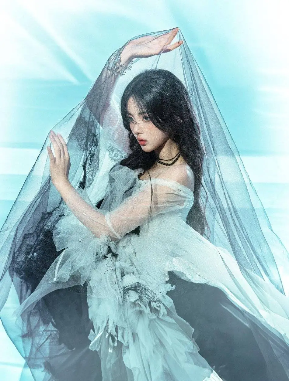 杨超越25岁生日写真曝光!