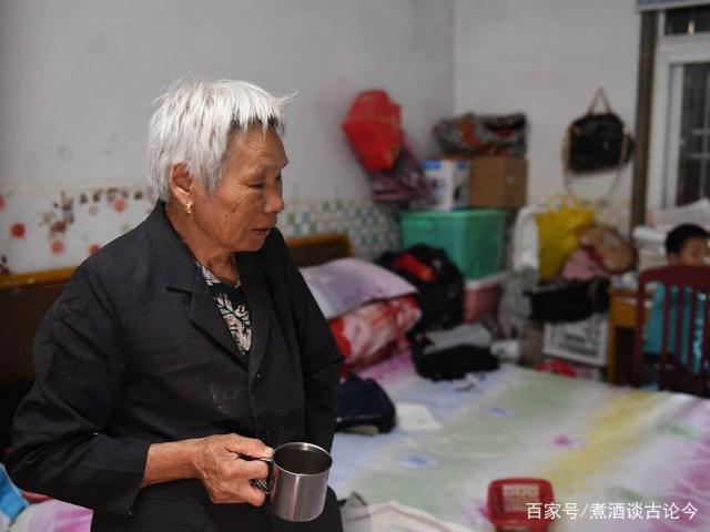 可怜天下父母心 中国高考镇陪读家长的生活 有人忙做工有人忙摆摊