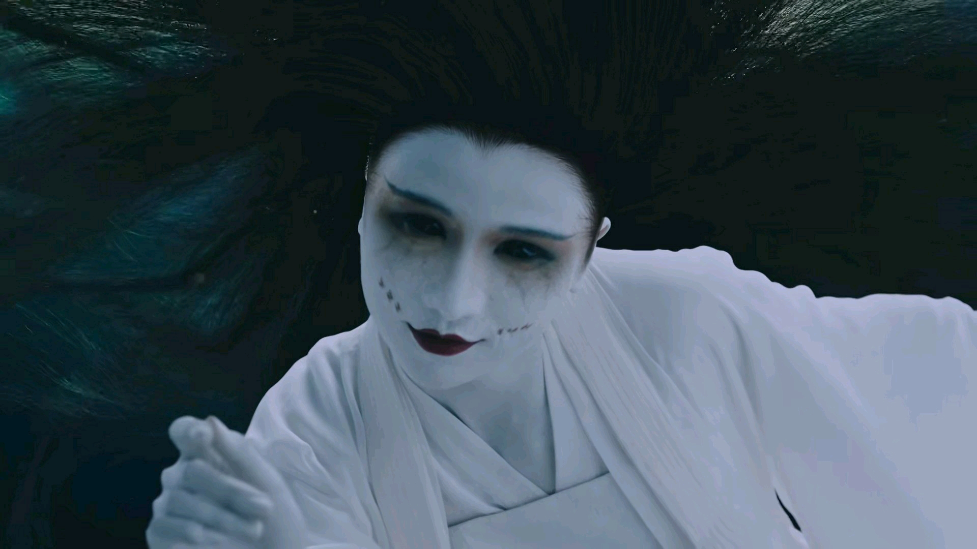 单身久了看女鬼都觉得那么好看,吴邪放开她,让我来抱