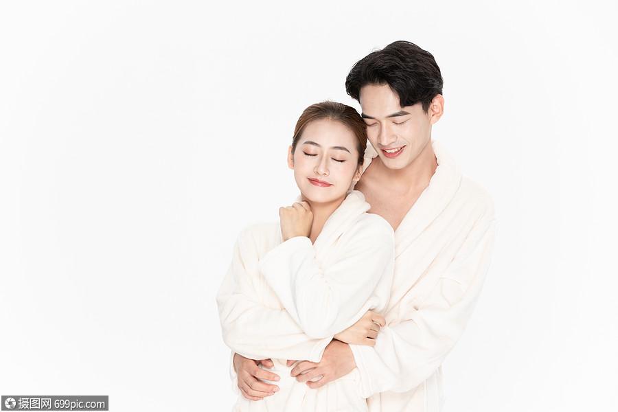 照片 人物情感 亲密年轻情侣.jpg