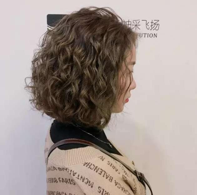 别瞎选发型了,阿姨们的小卷发型这样烫才显年轻,你学会了吗!