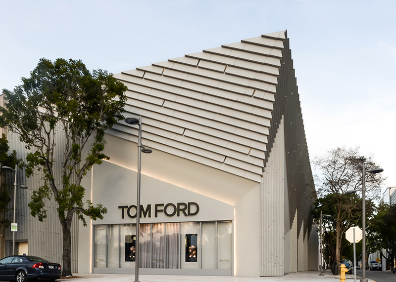 因此 tom ford 新门店的外立面被有层次的条纹装饰一新,它们象征着