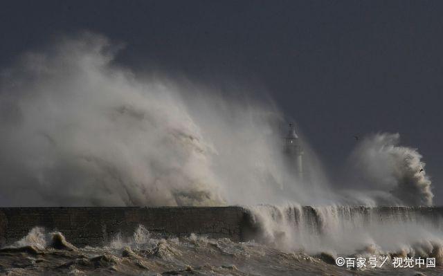 狂风掀起巨浪!英国纽黑文港口巨浪翻滚
