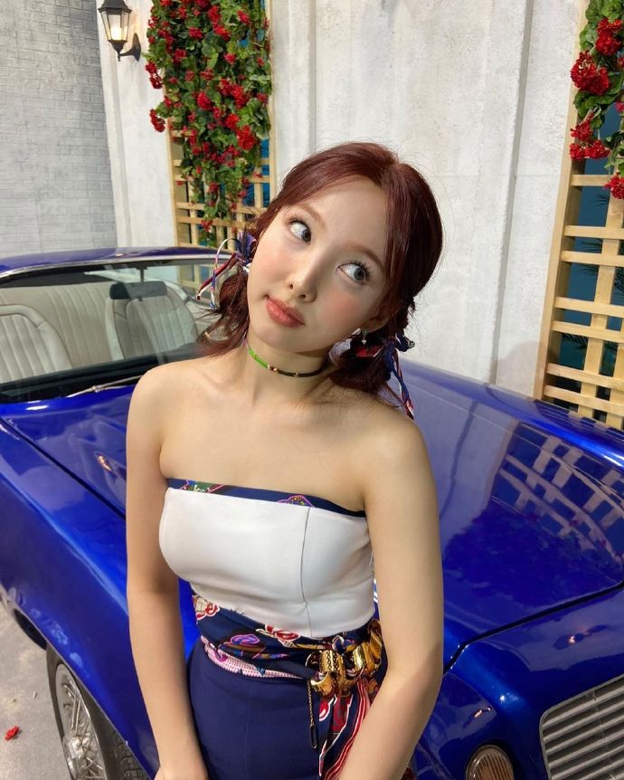 林娜琏晒裹胸照twice集体清凉上阵大秀好身材