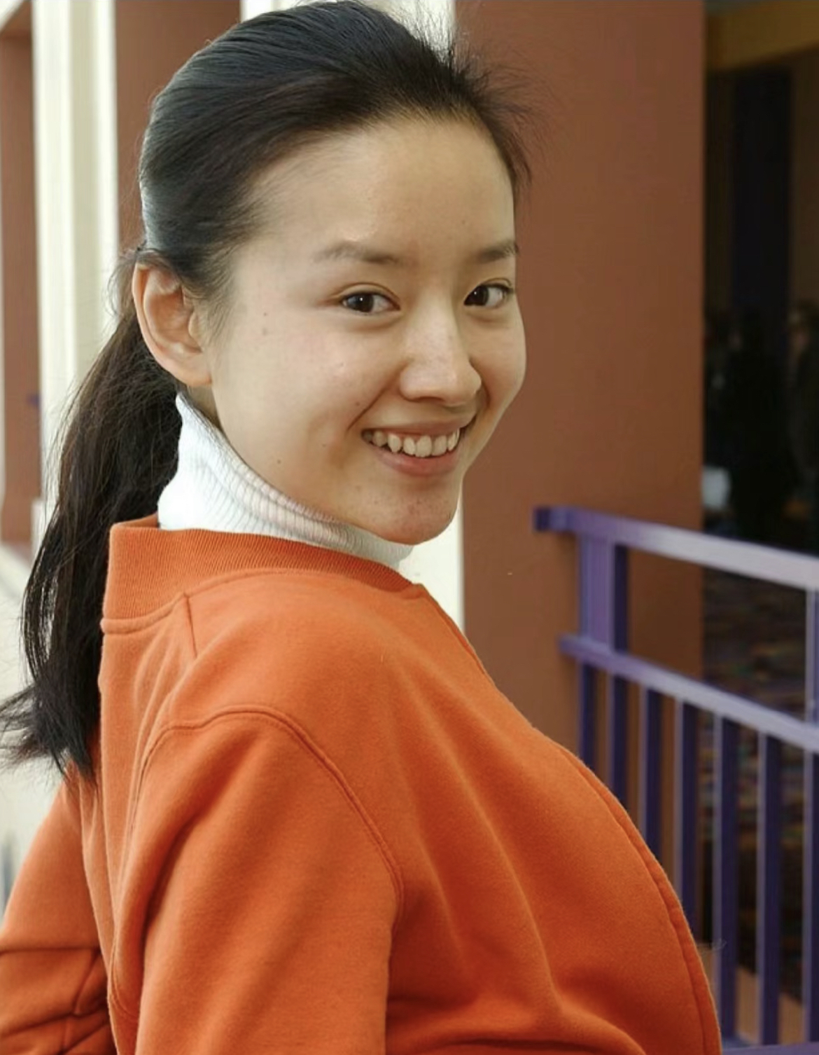 20岁的董洁,素颜的她皮肤不白有痘痘,牙齿也不整齐,但面容清秀,笑容