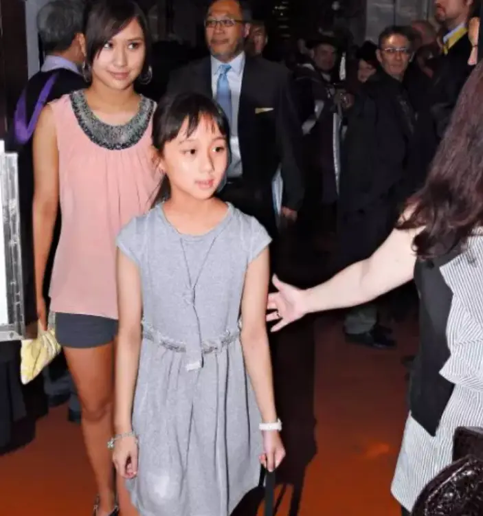 撞脸利智,被赌王称赞"美到不得了",何超欣的颜值被高估了吗?_气质_小