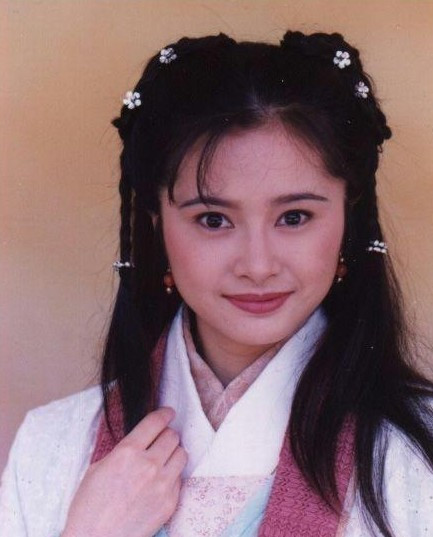 何美钿~~~~~~~~~~很适合演古装美女,97版《天龙八部》,她饰演钟灵