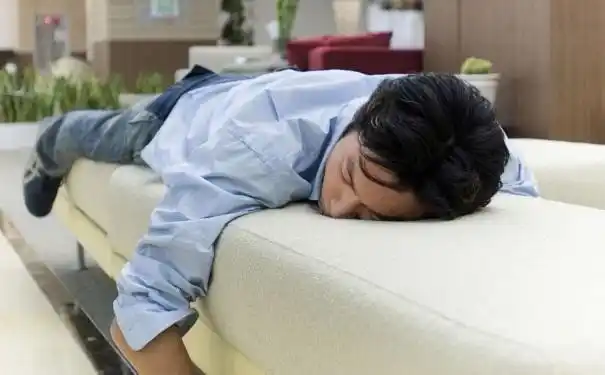 男人趴着睡觉有什么坏处男人趴着睡有什么影响图